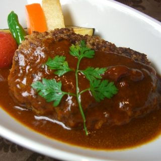 黒豆を使った黄金ヘルシー料理! たくさんの栄養素が取れる「黒豆ハンバーグ中華風オムライス」