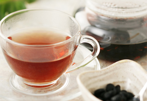 カフェインの量を気にするのならば、黒豆茶に切り替えるのもあり